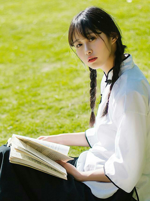 -花样滑冰融合灯光与舞美提升视觉体验，花样滑冰混合项目