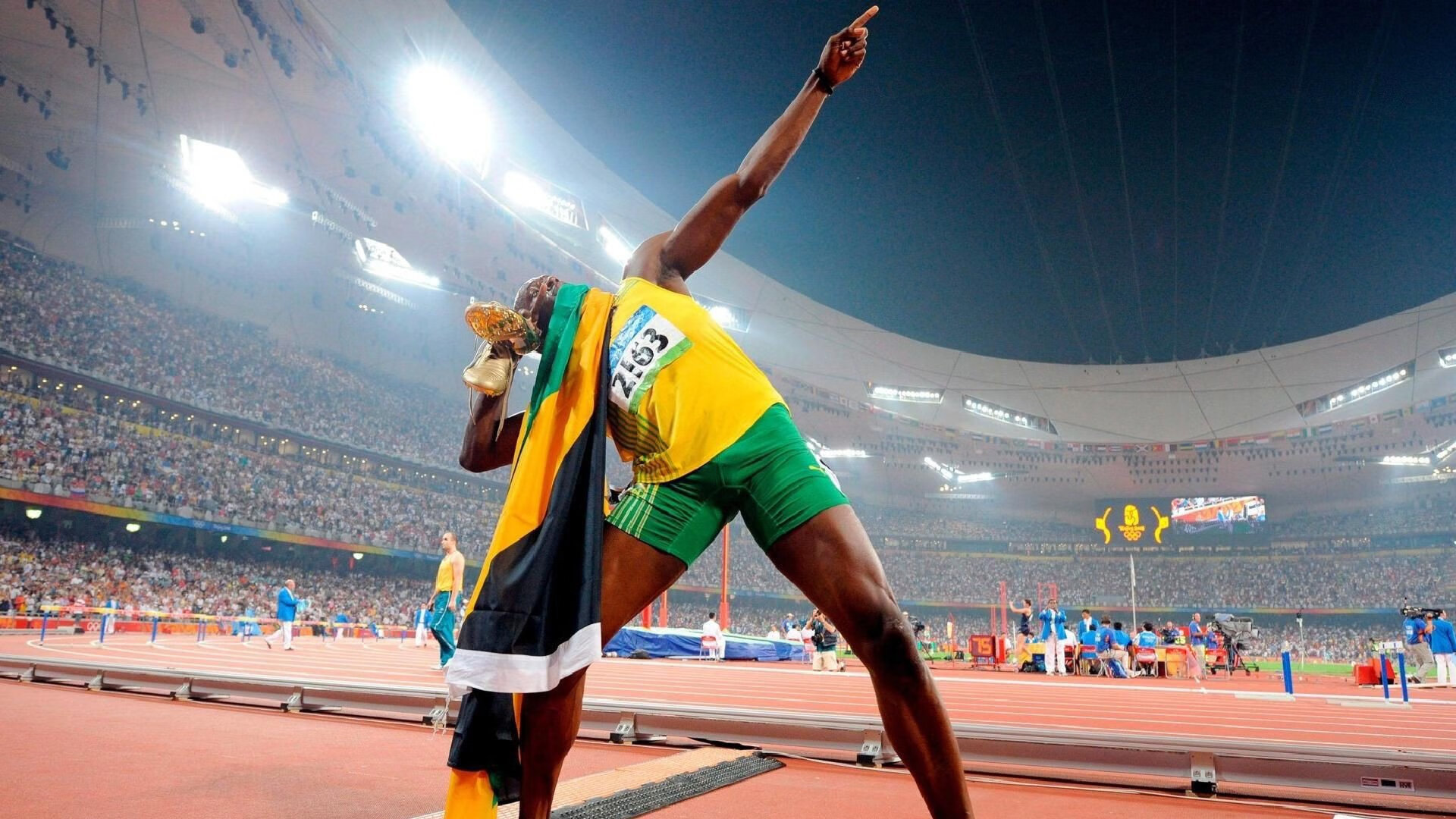 C罗亲吻国旗庆祝晋级决赛,c罗情侣